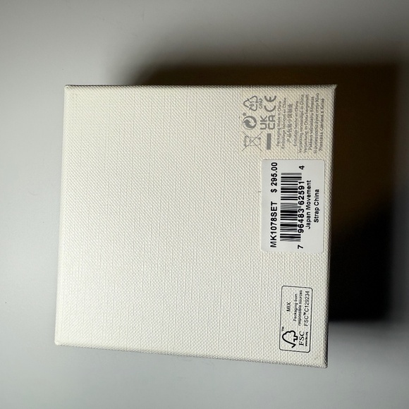 MICHEAL KORS watch set w/earrings and bangle - Picture 8 of 9